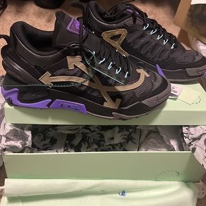 Brand new still in box off white mens size 42 sneakers